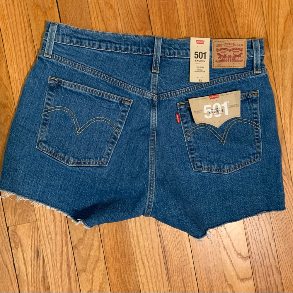Levi’s 501 High Rise Button Fly Shorts NWT Women’s 32